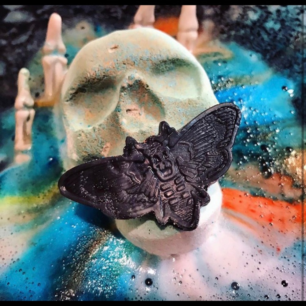 Silence bath bomb